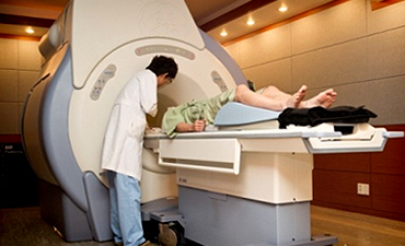 일산자생한방병원 자생치료의 특징-MRI 검사하는 환자와 의사의 모습